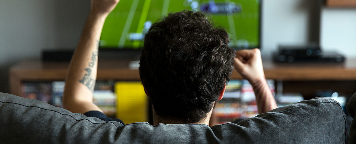 Watch fan. Футбол по телевизору. Люди смотрят футбол. Болельщики перед телевизором. Смотрят футбол по телевизору.